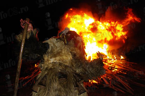 Focurile Păstorilor – obicei în pre-ajun de Crăciun în satele din Banatul Montan VIDEO