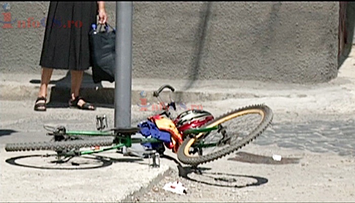 VIDEO – FOTOGALERIE – Biciclist accidentat în intersecție la Reșița