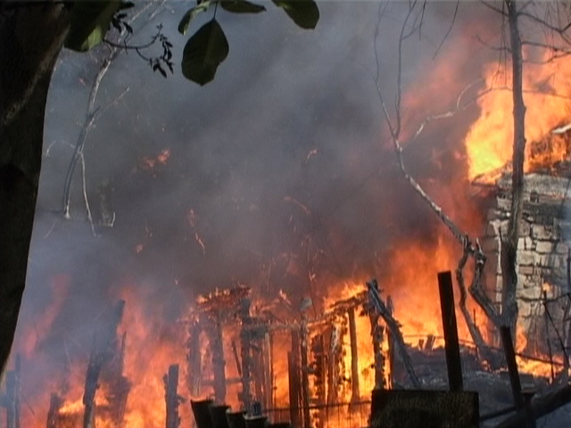 VIDEO – EXCLUSIV FOTOGALERIE – Incendiu devastator cu pericol de extindere la un sălaș din Reșița