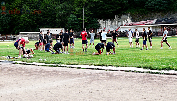 Lotul de seniori al Clubului Sportiv Municipal-Şcolar Reşiţa s-a reunit