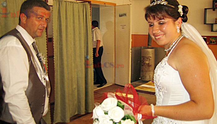 EXCLUSIV Video La Târnova, de la nuntă la votare cu alaiul după ei