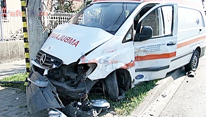 EXCLUSIV FOTOGALERIE Ambulanță din Reșița făcută praf la Timișoara