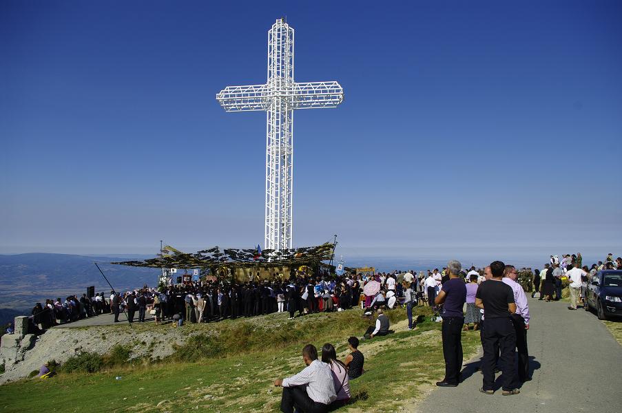 VIDEO Mii de credinciosi in pelerinaj la Crucea de pe Muntele Mic