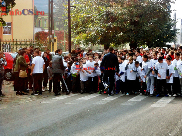 FOTOGALERIE Sute de tineri au alergat alături de primar pe străzile din Oraviţa
