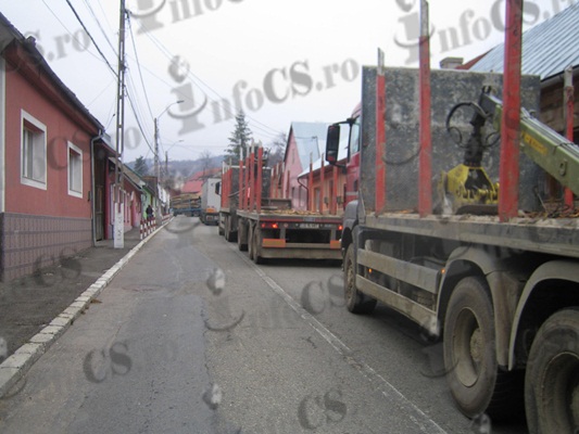 VIDEO  DN 57 Reșița- Anina, a fost blocat ieri mai bine de două ore din cauza unui tir cu lemne