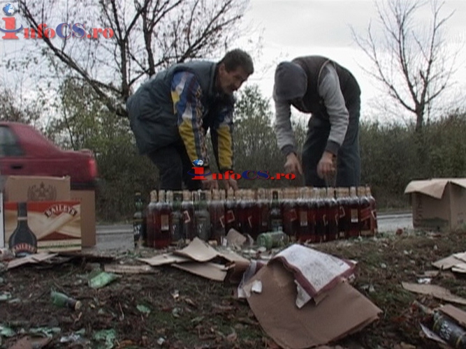 EXCLUSIV VIDEO FOTO Alcool, mult alcool pe marginea șoselei , accident cu camion încărcat cu băutură pe DN 58