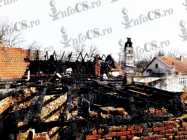 EXCLUSIV FOTOGALERIE Trei case distruse de un incendiu puternic la Bozovici astă noapte