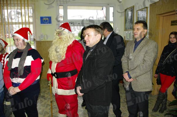 VIDEO FOTOGALERIE Moş Crăciun a aterizat la Oraviţa, el a vizitat toate şcolile din oraş