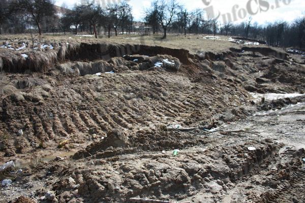 Alunecare de teren pe pe drumul care leagă Slatina Timiș de Brebu Nou