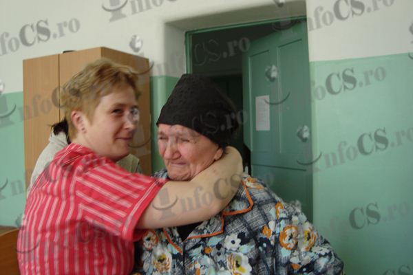 VIDEO Primăvara a venit și pentru bătrânii de la Azilul din Anina, lacrimi de bucurie că nu au fost uitaţi