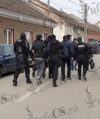 EXCLUSIV VIDEO Descinderi și perchezitii la Moldova Nouă- trafic de droguri