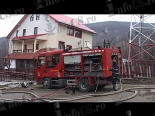 EXCLUSIV VIDEO FOTOGALERIE Vila Avocaților în flăcări- Incendiu puternic în această dimineaţă la Crivaia pe Semenic