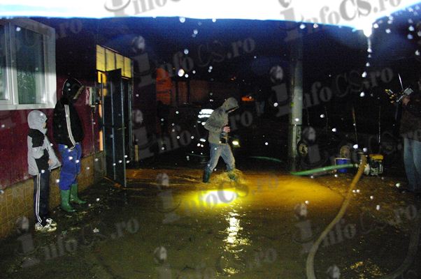 VIDEO Inundaţii de cod portocaliu în Banatul Montan, Măgura inundată, 50 de gospodării afectate