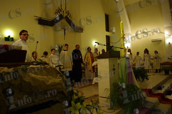 VIDEO FOTOGALERIE Înviere cu sute de credincioși catolici şi ortodocşi la Reşița, ecumenism în fapte, nu doar în vorbe