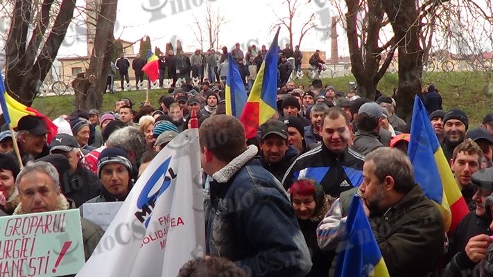 Exclusiv video 450 de şomeri la Oţelu Roşu, proteste de stradă în faţa conducerii administrative a combinatului