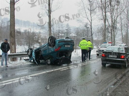 EXCLUSIV VIDEO FOTO Accident spectaculos în apropiere de Bocșa cu două mașini făcute praf