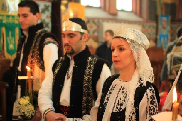O nuntă ruptă din basmele românești: s-au căsătorit in straie populare