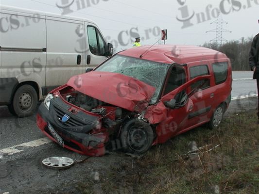 VIDEO Accident cu drum blocat jumate de oră spre Caransebeş
