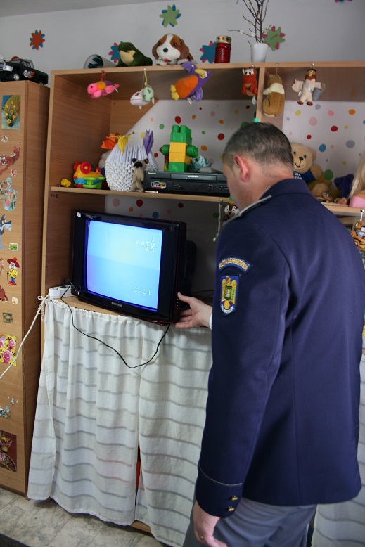 Surpriză de Paşte pentru copiii cu dizabilităţi din Oraviţa din partea poliţiştilor de frontiera