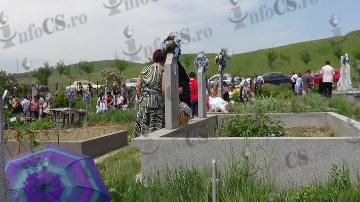 Obicei în ultima zi de Paşti în satul Târnova- tot satul a iesit la cimitir VIDEO