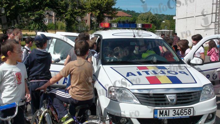 VIDEO Polițiștii de la ,,rutieră” au dat în mintea copiilor de 1 Iunie, dar i-au învățat pe micuți reguli de circulație
