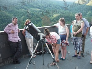 Elevi, profesori, turisti, localnici la rand, la telescop in cautarea craterelor lunare.