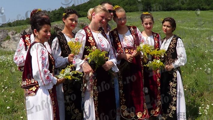 VIDEO FOTO Ajun de sărbătoare creștină- Sânzienele și zânele și-au dat întâlnire la Oravița