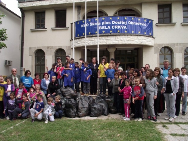 „Școala Plus” din Biserica Albă- în acțiunea curățirii malului Dunării