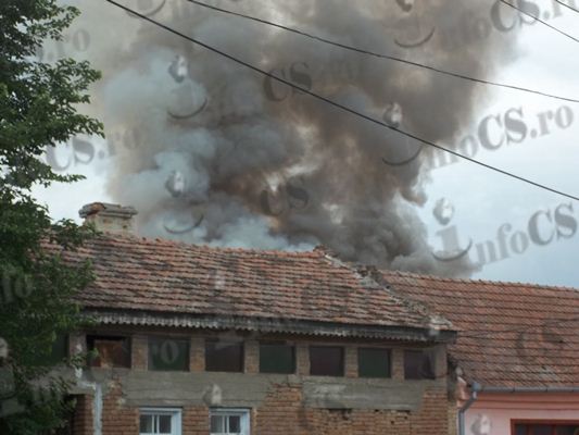 UPDATE Incendiu de proportii la Pojejena în această după-masă EXCLUSIV FOTO
