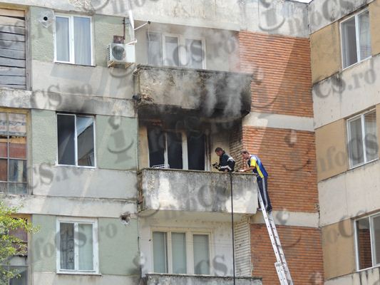 EXCLUSIV VIDEO Ce spune poliția-  Un bărbat din Moldova Nouă și-a dat foc în apartamentul în care locuia