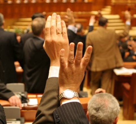 Tupeu de politicieni: Semnatarii proiectul de lege pentru pensiile speciale