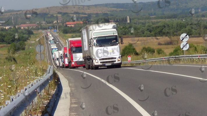 Aproape 50 de camioane au mărșăluit azi în jurul Caransebeșului – protest al transportatorilor VIDEO