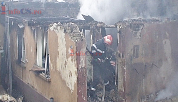EXCLUSIV VIDEO Incendiu devastator la Borlovenii Noi – 3 case arse în totalitate și clădirea căminului afectată pe jumătate