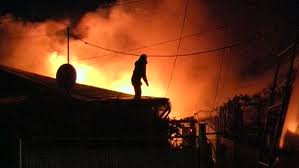 EXCLUSIV VIDEO Un incendiu a distrus aseară o jumătate de casă la Secu lângă Reșița