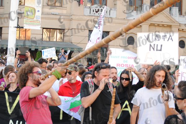 Timișorenii țin sus ,,fruntea Banatului”- proteste anticianuri și antipoluare la Timișoara