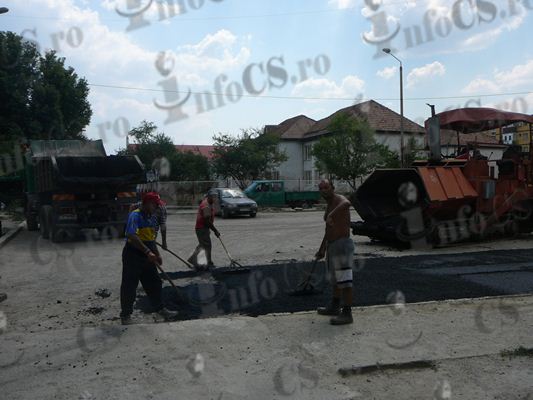 Lucrări de asfaltare a parcării de pe Bulevardul Republicii numărul 8