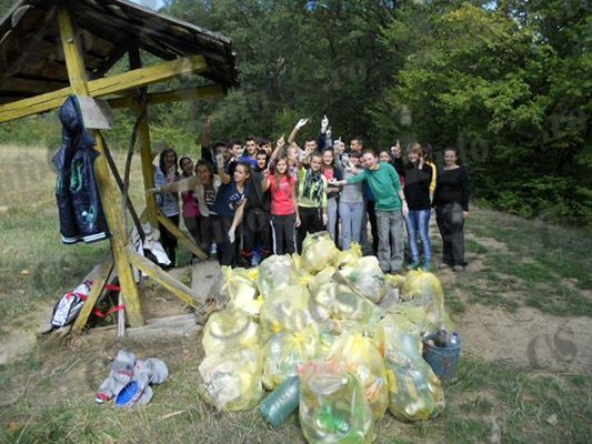 Tinerii au făcut trei zile curățenie în Băile Herculane și împrejurimi