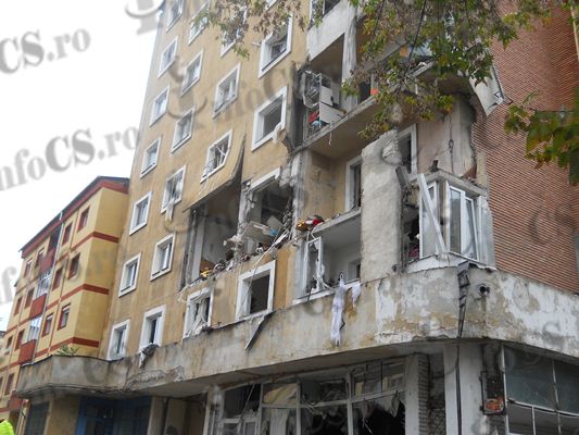 EXCLUSIV VIDEO Explozie devastatoare la Reșița, o scară de bloc cu 40 de apartamente evacuată