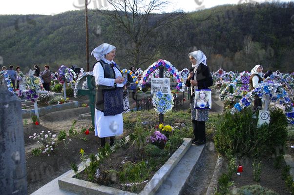 VIDEO Ziua Morţilor la catolici, a umplut cimitirele crașovenești cu mii de luminițe