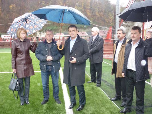 VIDEO Cel mai modern teren sintetic de fotbal din țară, se află de ieri în Reșița