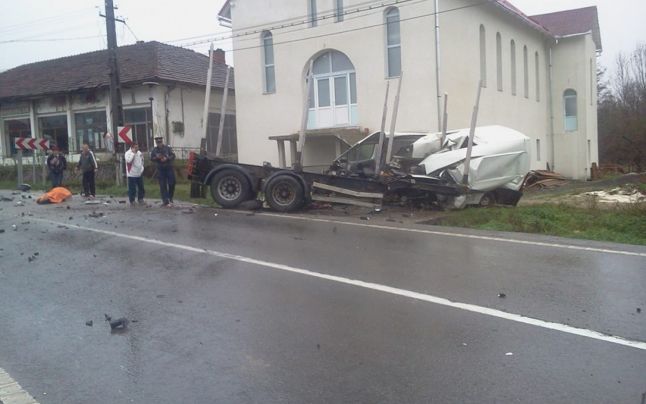 UPDATE Grav accident pe DN 58 la Băuțar, un om zdrobit și ucis pe loc și un altul grav rănit