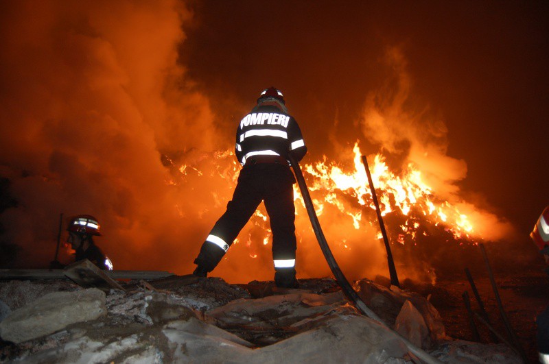 Incendiu cu bilanţ tragic la Herculane aseară: Un bărbat mort şi o cabană arsă în întregime