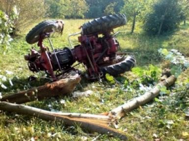 Un tânăr de 28 de ani din Sopotul Vechi a murit strivit de tractorul său