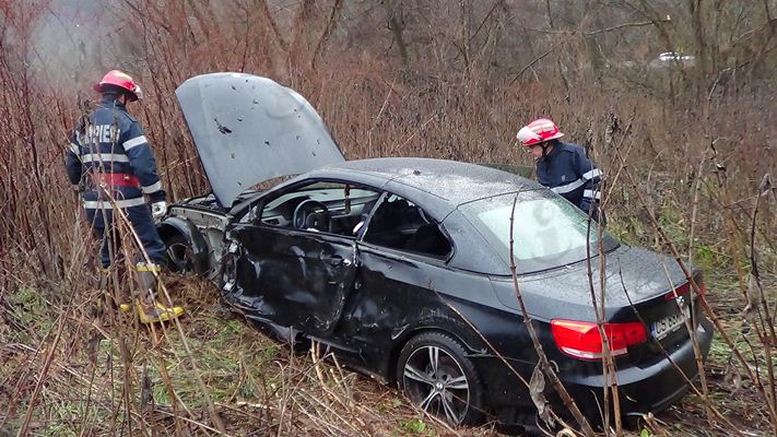 EXCLUSIV VIDEO Accident cu BMW și șoferiță neatentă pe timp de ploaie între Moniom și Bocșa