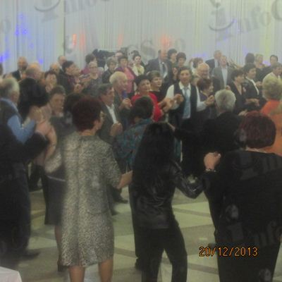 EXCLUSIV VIDEO FOTO Peste 400 de pensionari au cântat astă noapte ,,La mulți ani”! la un  Revelion în avans