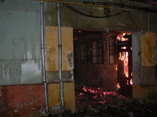 EXCLUSIV INFOCS Dezastru la Teregova: două case arse și o a treia salvată în ultimul moment