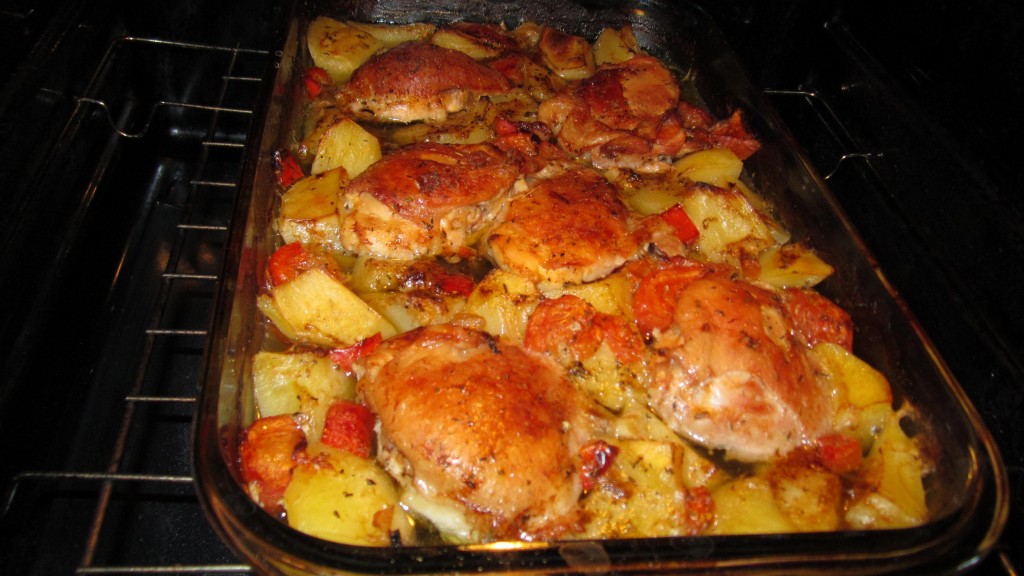 Carne și pulpe de pui, cu cartofi, la cuptor și salată de varză acră plus o țuică fiartă