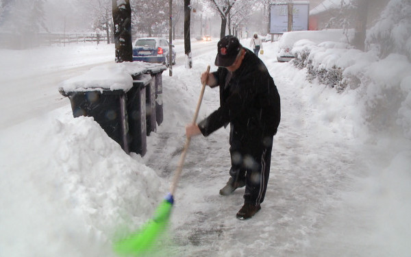 Iarna nu a trecut- Atenție la zăpada de pe trotuare: se lasă cu amenzi de la Primărie