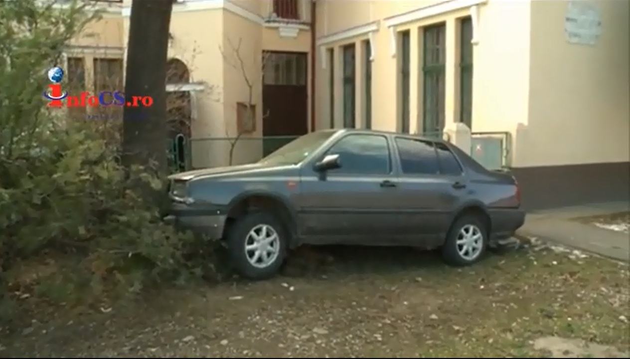 EXCLUSIV VIDEO Accident ,,miraculos” in curtea bisericii reformate din Reșița- sau, când roata mașinii o ia la sănătoasa înainte acesteia