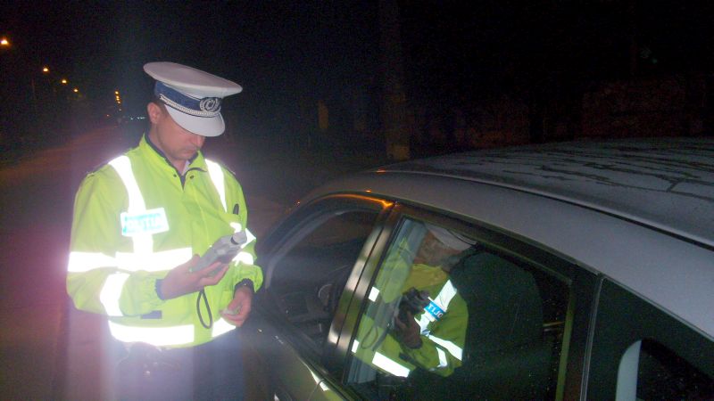 Din activitatea ultimelor 48 de ore a polițiștilor cărășeni ,,de la rutieră”: alcool, fără permis și viteză